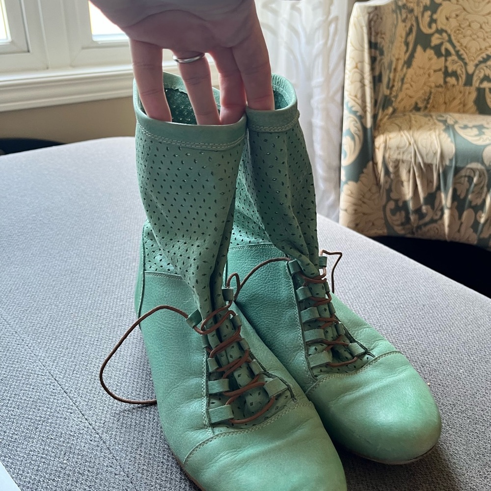 Shoe Embassy Women's Mint Lace-Up Ankle Boots